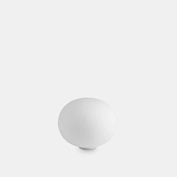 настольная лампа с крупным белым шаром на основании